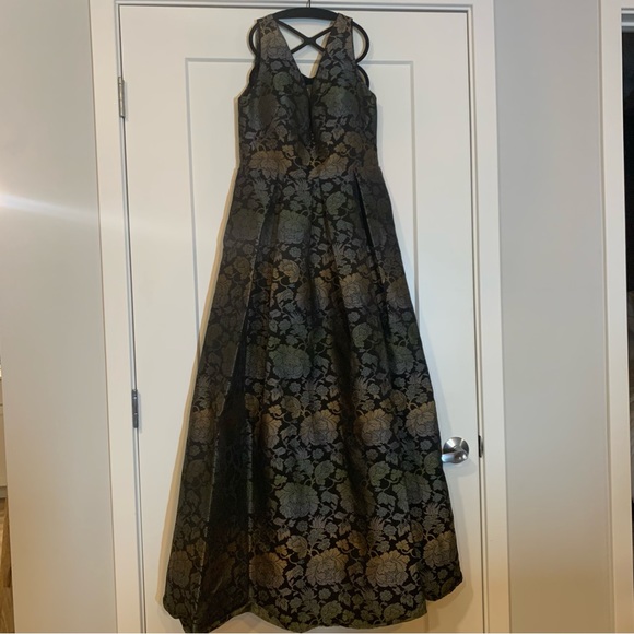 Monique Lhuillier Metallic Brocade Gown with pockets Size 8 (Hemmed for 5’ 3”) - Picture 3 of 8